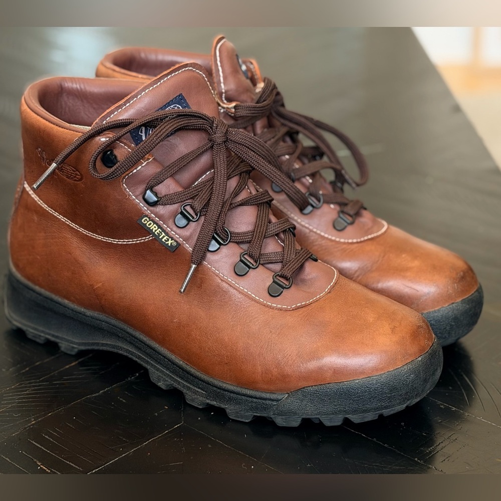 Vasque Sundowner Gore-Tex Brown Leather Men's Hiking Boots. Classic Style!